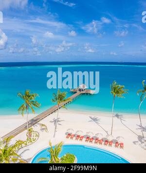 Baie de luxe et plage depuis la vue aérienne de dessus, plage incroyable, piscine sur l'île tropicale plage. Palmiers au soleil, magnifique océan bleu Banque D'Images