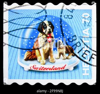 MOSCOU, RUSSIE - 4 NOVEMBRE 2019: Timbre-poste imprimé en Suisse montre Saint Bernard Dog (Canis lupus familiaris), série Snow Globes, 70 CT - Banque D'Images