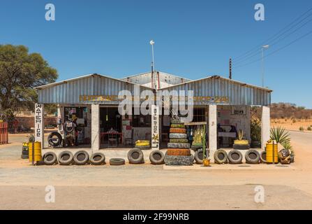 Épicerie et bar dans la ville de Kamanjab, Namibie Banque D'Images