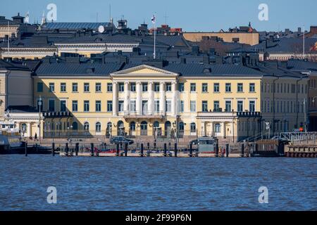 Helsinki / Finlande - 16 AVRIL 2021 : l'extérieur du palais présidentiel finlandais par une belle journée d'été. Banque D'Images