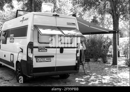 Motorhome / Van 'Vantourer Noir et blanc' devant cadre spectaculaire de la nature Banque D'Images