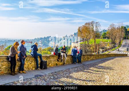 BERGAME, ITALIE, 2 NOVEMBRE 2014: Les gens profitent de la vue sur Bergame lors de la promenade le long de la fortification médiévale, Italie. Banque D'Images