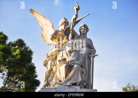 Monument à Benito Juarez situé dans le parc central d'Alameda, à Mexico, commémorant le président mexicain Benito Juárez fermé pendant le coronav Banque D'Images