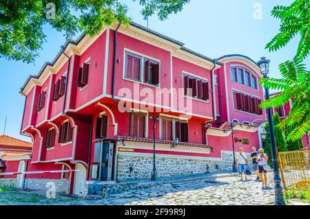 PLOVDIV, BULGARIE, 2 AOÛT 2014 : Toursisis se promoit dans la vieille rue de la ville bulgare Plovdiv. Banque D'Images