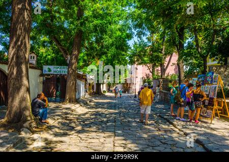 PLOVDIV, BULGARIE, 2 AOÛT 2014 : Toursisis se promoit dans la vieille rue de la ville bulgare Plovdiv. Banque D'Images