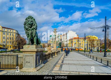 SOFIA, BULGARIE, 17 NOVEMBRE 2014 : les gens marchent sur le pont du lion à Sofia, Bulgarie. Banque D'Images