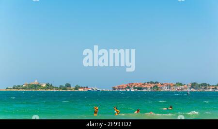 SOZOPOL, BULGARIE, 1er AOÛT 2017 : les gens profitent de l'eau de la mer Noire à sozopol, Bulgarie. Banque D'Images