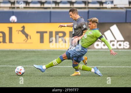 Le défenseur du FC des sirènes de Seattle Xavier Arreaga (3) attaque le ballon Contre le milieu de terrain du Minnesota United FC Ethan Finlay (13) pendant le première moitié d'un Banque D'Images