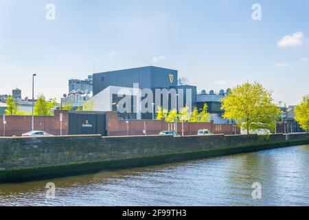 DUBLIN, IRLANDE, 9 MAI 2017 : vue de la brasserie Guinness sur la rivière Liffey à Dublin, Irlande Banque D'Images