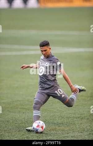 Ethan Finlay, milieu de terrain du Minnesota United FC (13), lance le ballon pendant la première moitié d'un match MLS contre le Seattle Sounders FC à Lumen Field, Banque D'Images