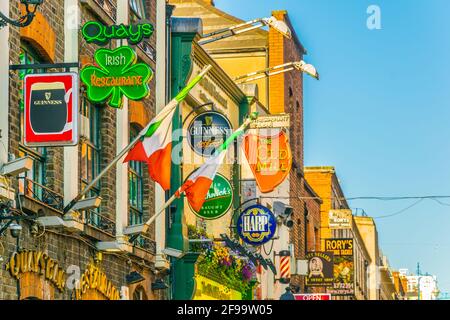 DUBLIN, IRLANDE, 9 MAI 2017 : boucliers colorés dans une rue animée du centre de Dublin, Irlande Banque D'Images