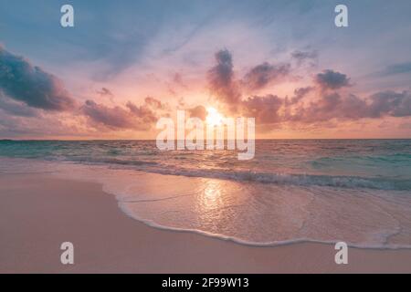 Gros plan plage de sable de mer. Paysage de plage panoramique. Inspirez l'horizon marin tropical de la plage. Coucher de soleil orange et doré ciel calme tranquille détente Banque D'Images