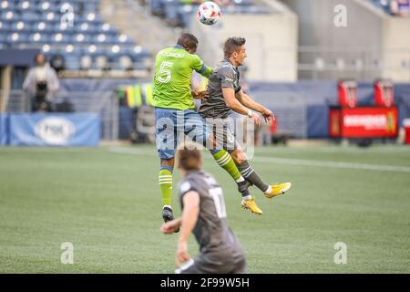 Le défenseur du FC Nouhou Tolo (5) bat le Minnesota United FC milieu de terrain Ethan Finlay (13) au ballon pendant La première moitié d'une MLS ma Banque D'Images