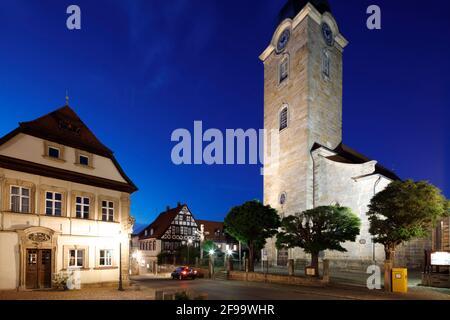 Stadtpfarrkirche St. Laurentius, heure bleue, façade de la maison, architecture, place du marché, Haßberge, Ebern, Franconie, Bavière, Allemagne, Europe Banque D'Images