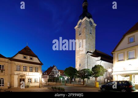 Stadtpfarrkirche St. Laurentius, heure bleue, façade de la maison, architecture, place du marché, Haßberge, Ebern, Franconie, Bavière, Allemagne, Europe Banque D'Images