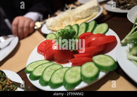 Tranches de concombres et de tomates sur une assiette en arménien restaurant Banque D'Images