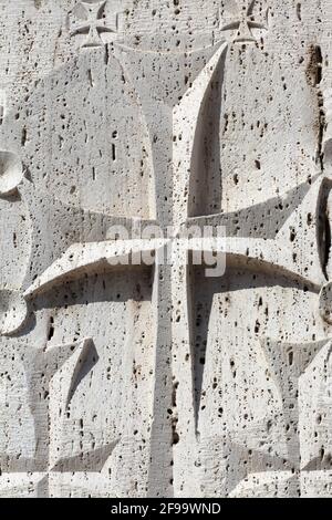 Partie de khachkar. C'est une stèle commémorative sculptée portant une croix en Arménie Banque D'Images