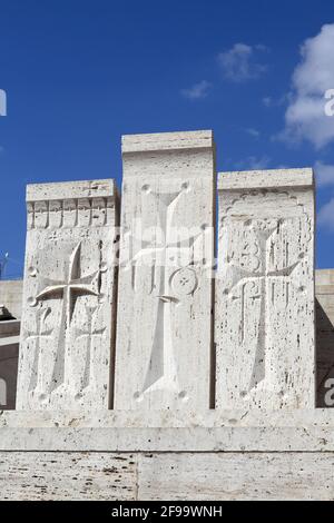 Trois khachkars. Khachkar est une stèle commémorative sculptée portant une croix en Arménie Banque D'Images