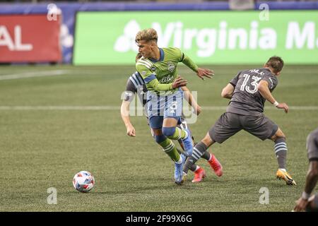 Le milieu de terrain du FC des sirènes de Seattle, Cristian Roldan (7), combat le Minnesota United Milieu de terrain FC Robin Lod (17) et milieu de terrain Ethan Finlay (13) ou la balle Banque D'Images