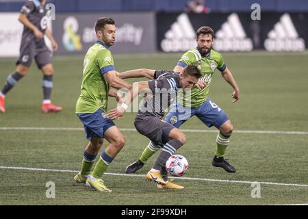 Minnesota United FC milieu de terrain Ethan Finlay (13) avec le ballon Contre Seattle Sounders FC milieu de terrain Joao Paulo (6) et défenseur Will Bruin (17) duri Banque D'Images