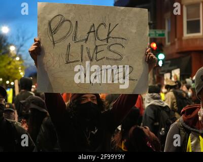 Chicago, États-Unis. 16 avril 2021. Un manifestant tient un signe lors d'une manifestation à Chicago, aux États-Unis, le 16 avril 2021. Des centaines de manifestants se sont rassemblés vendredi soir dans un parc au nord-ouest de Chicago pour protester contre le meurtre par la police d'Adam Toledo, âgé de 13 ans, le 29 mars. Credit: Marcus DiPaola/Xinhua/Alamy Live News Banque D'Images