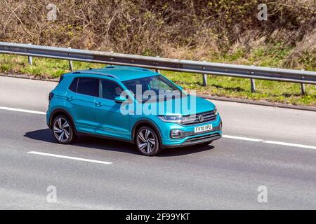 2021 nouveau VW Volkswagen T-cross R-Line TSI; véhicules en mouvement, voitures, véhicule roulant sur les routes britanniques, moteurs, conduite sur le réseau routier de l'autoroute M6 anglais Banque D'Images