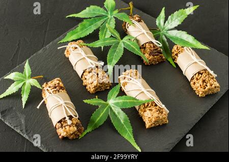 Barres de protéines de chocolat maison avec graines de chanvre et dattes. Nourriture végétalienne saine Banque D'Images