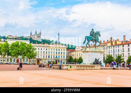 LYON, FRANCE, 22 JUILLET 2017 : Basilique notre-Dame de Fourvière vue derrière la statue de Louis XIV à Lyon, France Banque D'Images