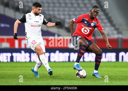 Boubakary Soumare, milieu de terrain français de Lille, figure pour le bal avec Jordan Ferri, milieu de terrain français de Montpellier, lors du match de football de la Ligue française 1 entre Lille (LOSC) et Montpellier (MHSC) au Stade Pierre Mauroy à Villeneuve Asscdâq le 16 avril 2021.photo de Julie Sebadelha/ABACAPRESS.COM Banque D'Images