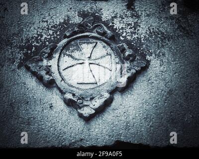 Ancienne croix médiévale de Templier gravée sur le mur de pierre externe. Barcelone, Catalogne, Espagne. Banque D'Images