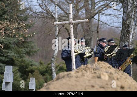 16 avril 2021, Brandenburg, Lietzen: Des musiciens de l'Orchestre de police de l'Etat de Brandebourg jouent pendant l'incorporation de 120 soldats allemands tombés dans la tombe de guerre réalisée par la Volksbund Deutsche Kriegsgräberfürsorge e.V. (Commission allemande des sépultures de guerre). Il y a 76 ans, l'acte final du troisième Reich en déclin a commencé avec les combats sur la rivière Oder. Des milliers de compatriotes et de soldats de l'Armée rouge sont morts dans les batailles aux hauteurs de Seelow, à Halbe et à Berlin peu avant la fin de la Seconde Guerre mondiale. Les 120 allemands tombés trouvent maintenant leur dernière place de repos à Lietzen. Photo : s Banque D'Images