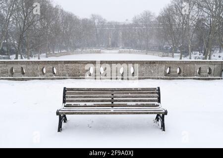 Berlin, Schöneberg, station de métro Rathaus Schöneberg, banc dans la neige Banque D'Images