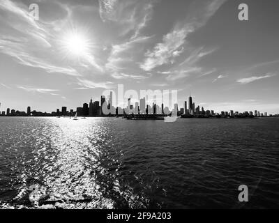 Photo en niveaux de gris du paysage urbain de Chicago, prise à partir du Lac Michigan par une journée ensoleillée Banque D'Images