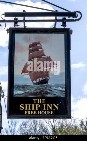 Panneau de pub suspendu traditionnel à la maison publique Ship Inn, Bishop's Sutton, Alresford, Hampshire, Angleterre, ROYAUME-UNI Banque D'Images