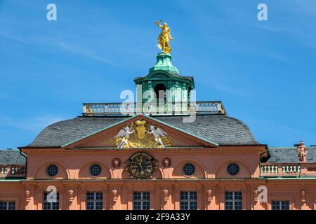 Allemagne, Bade-Wurtemberg, Rastatt, palais résidentiel, dieu Jupiter hurle des éclairs du toit. Connu sous le nom de « Golden Man ». Banque D'Images