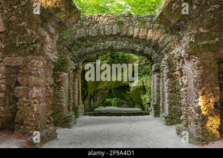 Allemagne, Bavière, Wondsees-Sanspareil, théâtre de ruine avec vue sur le Kalypsogrotto dans le 'Felsengarten Sanspareil'. Le jardin paysager anglais classé a été aménagé au XVIIIe siècle sous Margrave 'Friedrich von Bayreuth' et sa femme Margramine 'Wilhelmine von Bayreuth'. Banque D'Images