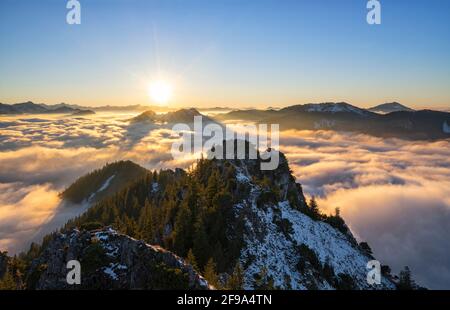 Vue de Sorgschrofen sur la mer de brouillard au coucher du soleil en hiver. Allgäu Alpes, Bavière, Allemagne, Europe Banque D'Images