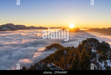 Vue de Sorgschrofen sur la mer de brouillard au coucher du soleil en hiver. Allgäu Alpes, Bavière, Allemagne, Europe Banque D'Images