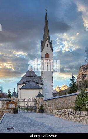 Colfosco, Alta Badia, Dolomites, Tyrol du Sud, Italie. L'église de San Vigilio Banque D'Images