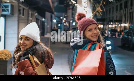 Les femmes en tournée de Noël shopping à New York - Voyage photographie Banque D'Images