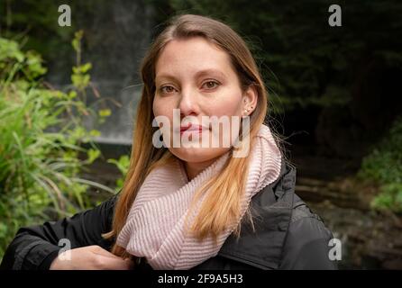 Belle jeune fille sur son voyage en Irlande - photos de voyage Banque D'Images