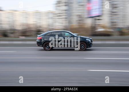 Ukraine, Kiev - 4 avril 2021 : Mercedes-Benz GLE coupé AMG noir se déplaçant dans la rue. Éditorial Banque D'Images