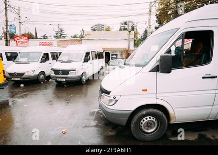 Des minibus de taxis urbains sont à la station Didube de Tbilissi, en Géorgie. Banque D'Images