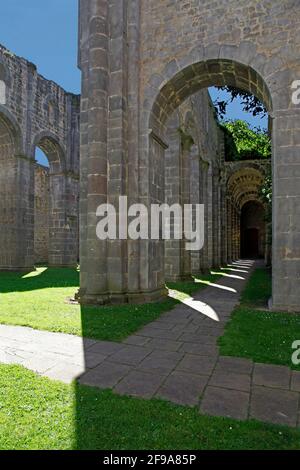 Gatehouse aux ruines de l'ancien monastère bénédictin (fondé en 1151) après conversion (1174) en monastère cistercien, Arnsburg près de Lich, haute-Hesse, Wetteraukreis, Hesse, Allemagne Banque D'Images