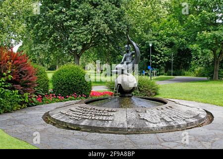 Kurpark, fontaine, Bad Vilbel, Hesse, Allemagne Banque D'Images