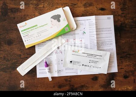 Kit de test d'antigène du coronavirus Hotgen allemand pour une utilisation à domicile, non emballé sur la table. Test automatique Covid-19. Banque D'Images