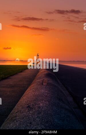 Allemagne, Basse-Saxe, Wilhelmshaven, feu de croix, jetée, Coucher de soleil, [M] Banque D'Images