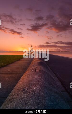 Allemagne, Basse-Saxe, Wilhelmshaven, feu de croix, jetée, Coucher de soleil, [M] Banque D'Images