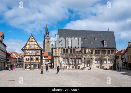 Allemagne, Saxe-Anhalt, Quedlinburg, maison historique à colombages, église du marché et hôtel de ville, ville de Quedlinburg classée au patrimoine mondial. Banque D'Images