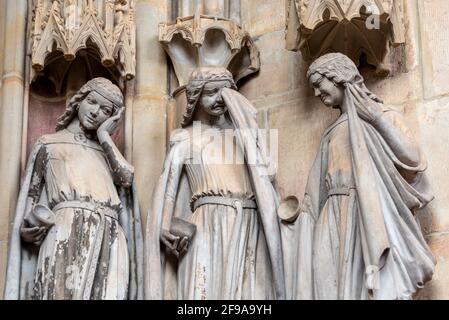 Allemagne, Saxe-Anhalt, Magdebourg, trois vierges stupides, sculptures romanes tardives dans le vestibule paradisiaque de la cathédrale de Magdebourg Banque D'Images